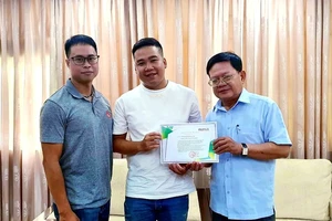 Bánh mì Gạch Đỏ trao 5.000 cuốn tập cho học sinh miền Trung 