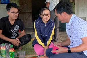 Trao 120 triệu đồng cho gia đình chị Trang du mục