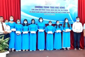 100 sinh viên miền Trung bị ảnh hưởng bão lũ nhận học bổng