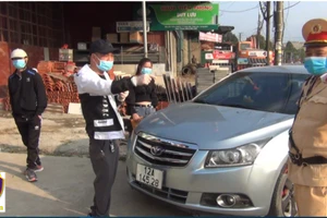 Nam tài xế không chấp hành đo nồng độ cồn sau đó còn livestream trên mạng. Ảnh: Cục CSGT