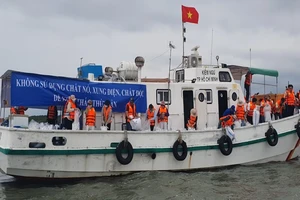 Thả 30.000 cá giống tại biển Cần Giờ