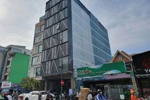 Tòa nhà văn phòng Parami Building tại số 140 Bạch Đằng, phường 2 là một trong nhiều công trình xây dựng sai phép. Ảnh: HỮU ĐĂNG
