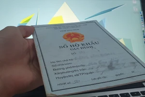 Bán nhà quận 1 sang nơi khác sống, có được giữ hộ khẩu ở nơi cũ? 