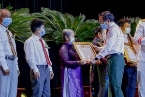 Bí thư Thành uỷ TP.HCM Nguyễn Văn Nên trong một lần trao tặng danh hiệu "Bà Mẹ Việt Nam anh hùng". Ảnh: NGUYỆT NHI