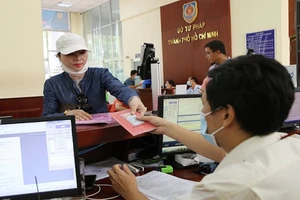 Sổ hộ khẩu bị thu hồi, người dân xác nhận thông tin cư trú thế nào?