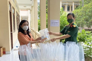 Thăm và tặng quà cho 602 F1 đang cách ly tại trường Quân sự Quân khu 7