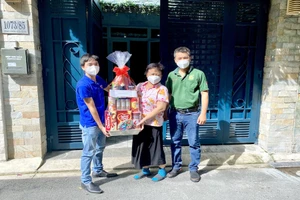 Thăm hỏi, trao quà các gia đình chính sách dịp 27-7