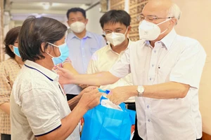 Chăm lo tất cả người dân ở TP.HCM, không phân biệt ai