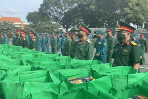 Bộ tư lệnh TP trao 100.000 phần quà cho người dân đang gặp khó khăn