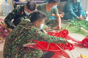 TP.HCM: Bộ đội làm lồng đèn trung thu tặng trẻ em trong mùa dịch