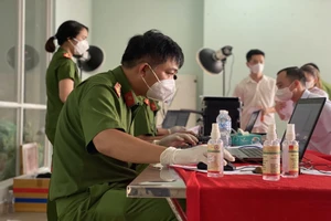 Không có giấy tờ, dùng thông tin trong thẻ xanh COVID-19 làm CCCD được không?