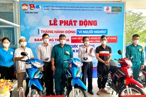 Hỗ trợ cho trẻ mồ côi vì COVID-19, tặng xe máy cho người dân khó khăn