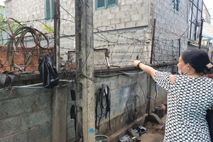 1 hộ dân mệt mỏi khi lối đi duy nhất bị bít kín