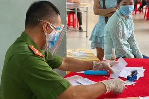 Một trong những lợi ích khi đi làm thẻ CCCD trước 30-6-2022 là sẽ được giảm 50% lệ phí. Ảnh: HỮU ĐĂNG 