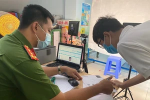 Nếu sử dụng CMND loại 12 số khi đổi sang thẻ CCCD sẽ được giữ nguyên số. Ảnh: HỮU ĐĂNG