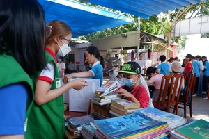  TP.HCM: “Đổi rác lấy cây” thu hút người dân dịp cuối tuần