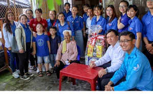 Báo Pháp Luật TP.HCM thăm và tặng quà cho gia đình cách mạng tại Cần Giờ