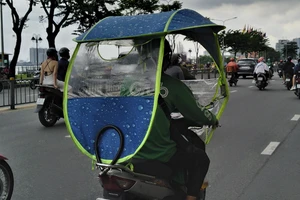 Tự chế dù che nắng cho xe máy có vi phạm hay không?