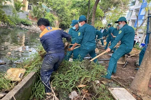 Quận 7, TP.HCM vớt rác, làm sạch kênh rạch dịp Lễ 30-4