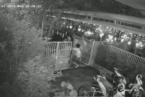 Mở cổng lúc 2 giờ sáng, chủ nhà bị đánh tới tấp vì tranh chấp chỗ đậu xe