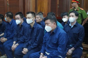 Hình ảnh tại tòa của 13 cựu công an phường trong vụ nhận tiền để thả người