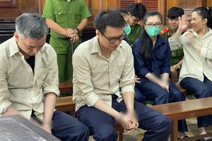 Sửa thông tin khách hàng chiếm đoạt 29 tỉ đồng, 5 người lãnh án