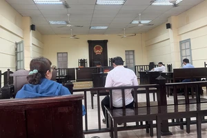 Đang thi công xây nhà thì bị hàng xóm cầm kéo đâm tổn thương mắt