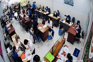 Người dân ký giấy tờ trước mặt công chứng viên: Phải chụp ảnh thế nào cho đúng?