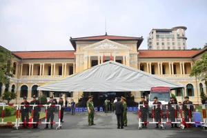 Bà bán vé số và ông xe ôm mua bán trẻ sơ sinh trước cổng bệnh viện