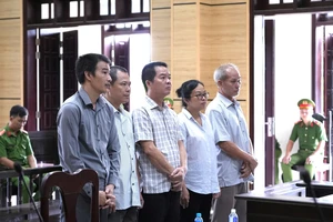 Tuyên án 5 cựu cán bộ không truy cứu hình sự người có tội vụ buôn lậu xe Lexus ở Tây Ninh 