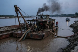 Án lạ: Tòa sơ thẩm tuyên trả cát lậu về lòng sông, giám đốc thẩm phải hủy án