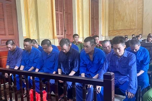 12 bảo vệ Khu Công nghệ cao TP.HCM hầu toà trong vụ ‘mua đường' cho xe đi vào giờ cấm