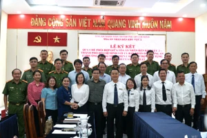 TAND khu vực 2 - TP.HCM ký quy chế phối hợp với UBND và công an 12 phường