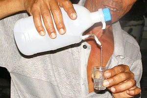 Người lớn nghiện rượu, trẻ em Việt Nam dễ bị tổn thương