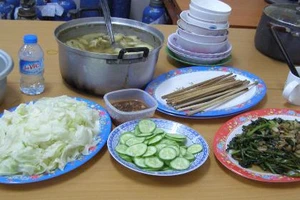 Bữa cơm canh rau của nhân viên cấp cứu