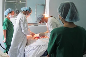 Cứu nam thanh niên bị thương nặng ở 'chỗ hiểm'