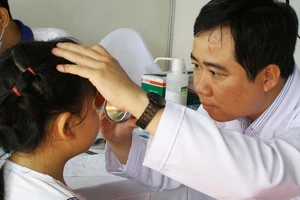 Tật khúc xạ và vẹo cột sống tăng theo từng cấp học