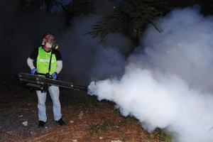 TP.HCM thí điểm phun thuốc muỗi bằng kỹ thuật khói nóng