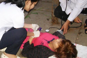 5 bước sơ cứu nạn nhân bất tỉnh do chen lấn, chờ đợi 