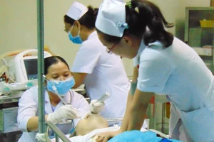 Xe tải lùi đụng người đi lễ, gây tử vong