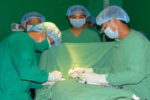 Cầu cứu bác sĩ vì đắp thuốc Nam 7 ngày không hết bệnh