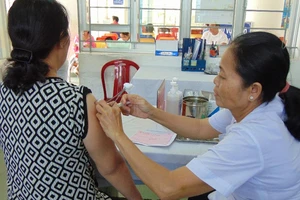 Tối tăm mặt mày sau 10 phút tiêm chủng