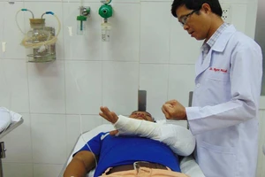 Hết tiền, bệnh nhân xin về nhưng BS kiên quyết giữ lại