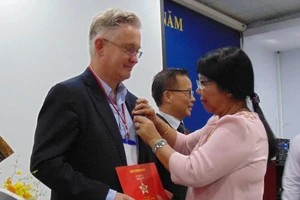 2 bác sĩ Úc vinh dự nhận huy hiệu TP.HCM
