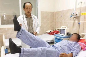 Đang ăn tiệc bỗng dưng méo miệng, đột quỵ