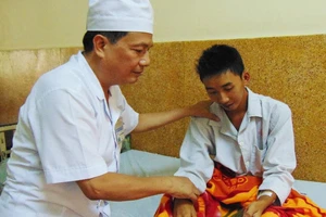 Não mô cầu 'đầu hàng' bác sĩ quân y