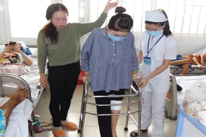 Cô gái 8 năm ngồi trên lưng mẹ quyết trở thành bác sĩ