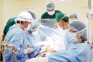 Bác sĩ ngỡ ngàng thấy hai van tim bị ... vôi hóa! 