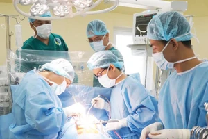 Cứu bệnh nhân bị đâm thủng tim, phổi