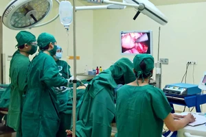 Cứu bệnh nhân say rượu bị thủng gan, rách túi mật